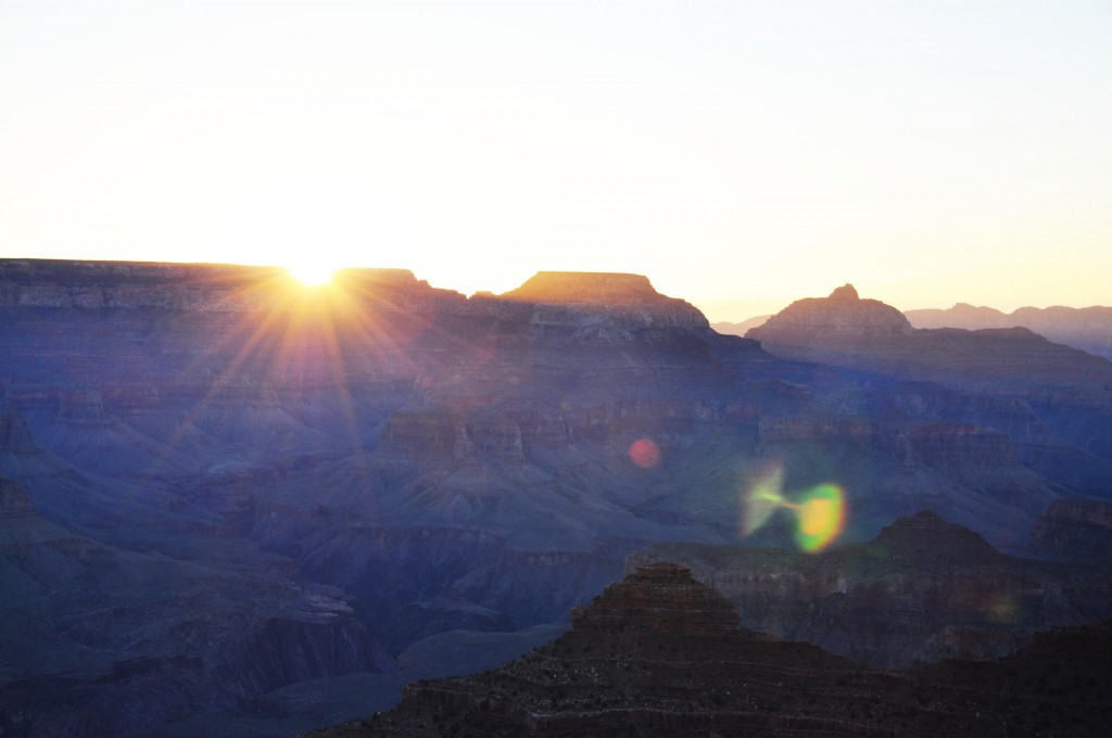 De zon komt op en de kleuren veranderen in de Grand Canyon
