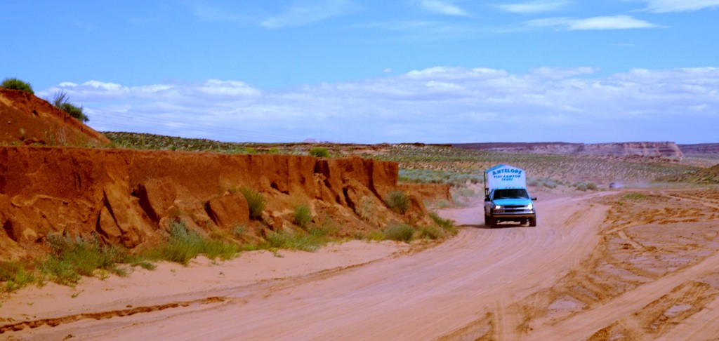 Door de woestijn met de jeeps onderweg naar de Antelope Canyon