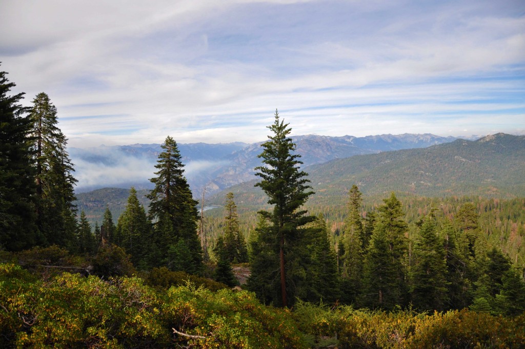 Panoramic View - Kings Canyon. (Links zie je de rookwolken van de bosbrand)