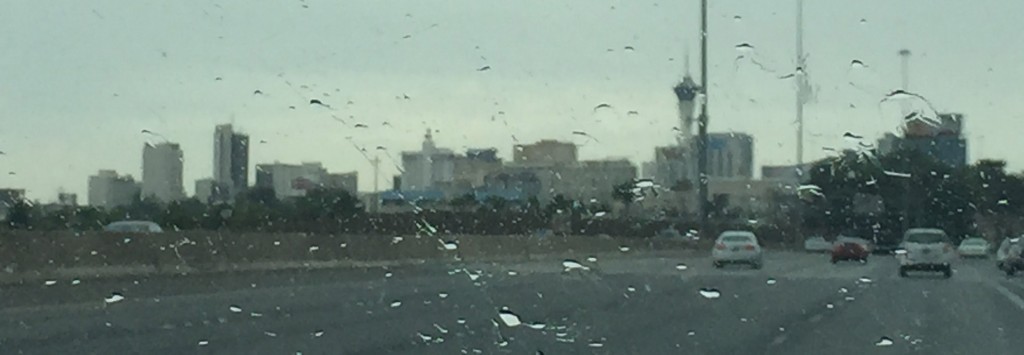 Las Vegas vanaf de snelweg in de regen, niet veel te zien zo met dit weer.